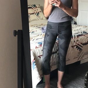 Alo Yoga 3/4 Leggings - Camo